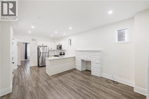 27 Melrose Avenue S, Hamilton, ON - Indoor Photo Showing Kitchen