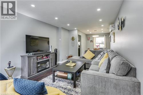 271 Thames Street Unit# 19, Ingersoll, ON - Indoor Photo Showing Living Room