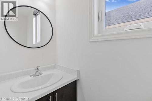 37 Delena Avenue S, Hamilton, ON - Indoor Photo Showing Bathroom