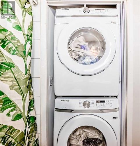 Main level washer dryer - 707 Malvern Drive Ne, Calgary, AB - Indoor Photo Showing Laundry Room