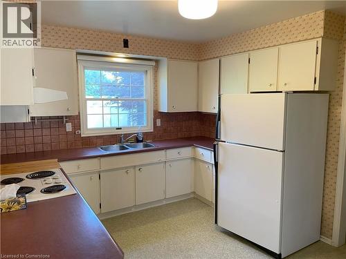 30 Lanscott Place, Hamilton, ON - Indoor Photo Showing Kitchen With Double Sink