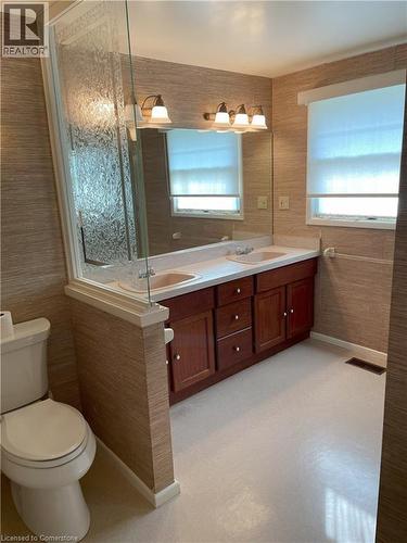 30 Lanscott Place, Hamilton, ON - Indoor Photo Showing Bathroom