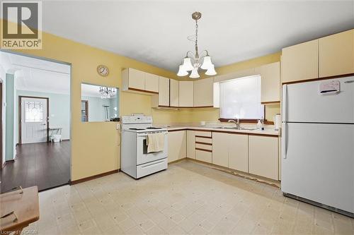 4741 First Avenue, Niagara Falls, ON - Indoor Photo Showing Kitchen