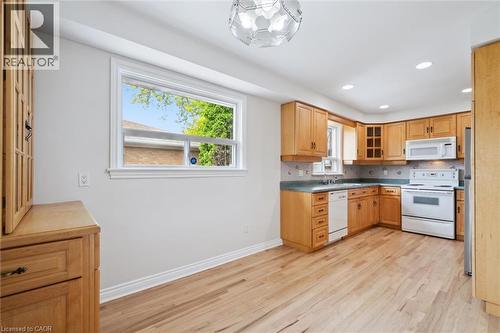 2237 Joyce Street, Burlington, ON - Indoor Photo Showing Kitchen