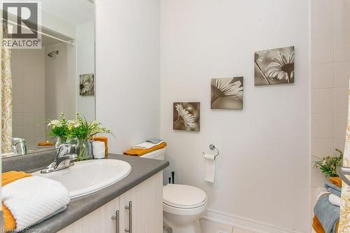 Primary Ensuite Bathroom with vanity and a shower with curtain - 386 Linden Drive, Cambridge, ON - Indoor Photo Showing Bathroom