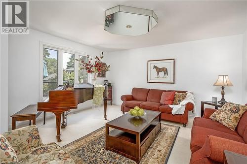 275 Alexander Court, Burlington, ON - Indoor Photo Showing Living Room