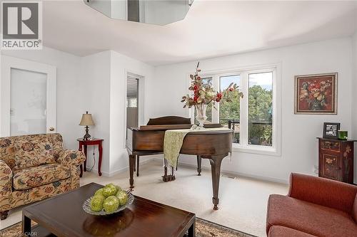 275 Alexander Court, Burlington, ON - Indoor Photo Showing Living Room