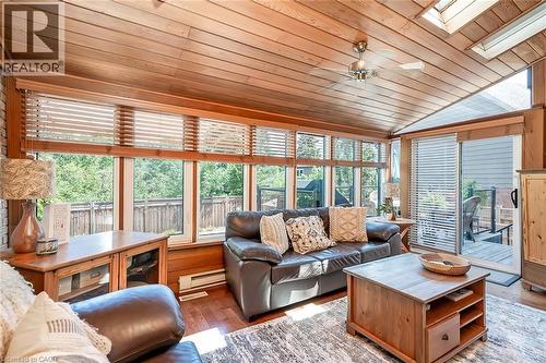 275 Alexander Court, Burlington, ON - Indoor Photo Showing Living Room