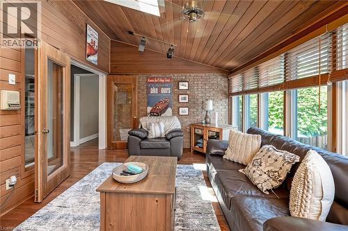 275 Alexander Court, Burlington, ON - Indoor Photo Showing Living Room