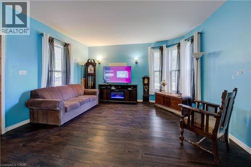 7 Robinson Street S, Grimsby, ON - Indoor Photo Showing Living Room