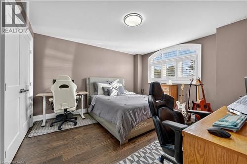 Bedroom featuring a desk and wood finished floors - 18 David Avenue, Hamilton, ON - Indoor Photo Showing Bedroom