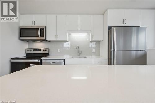 15 Stauffer Woods Trail Unit# B6, Kitchener, ON - Indoor Photo Showing Kitchen With Upgraded Kitchen