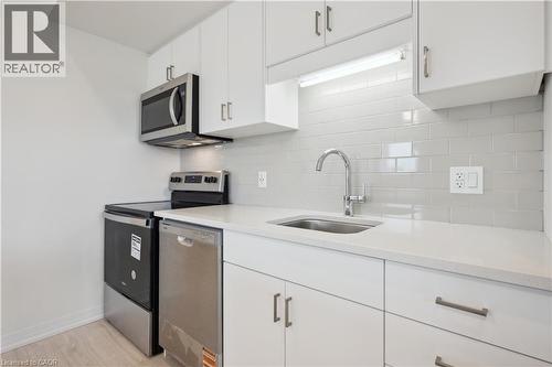15 Stauffer Woods Trail Unit# B6, Kitchener, ON - Indoor Photo Showing Kitchen With Upgraded Kitchen