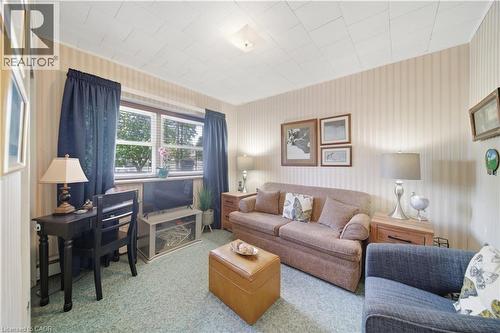 9 Grant Boulevard Unit# 102, Dundas, ON - Indoor Photo Showing Living Room