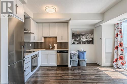 2093 Fairview Street Unit# 809, Burlington, ON - Indoor Photo Showing Kitchen With Upgraded Kitchen