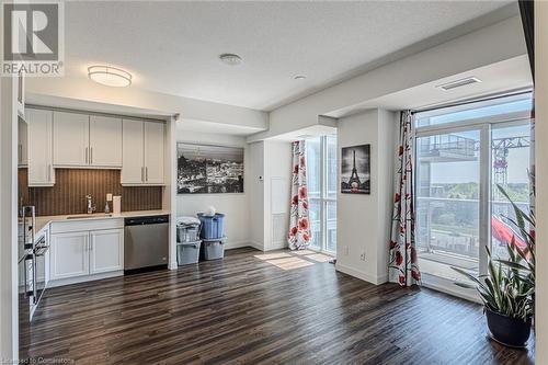 2093 Fairview Street Unit# 809, Burlington, ON - Indoor Photo Showing Kitchen