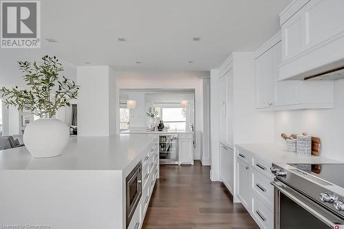 2190 Lakeshore Road Unit# 605, Burlington, ON - Indoor Photo Showing Kitchen With Upgraded Kitchen