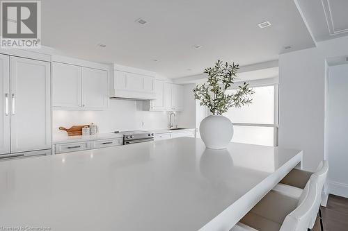 2190 Lakeshore Road Unit# 605, Burlington, ON - Indoor Photo Showing Kitchen