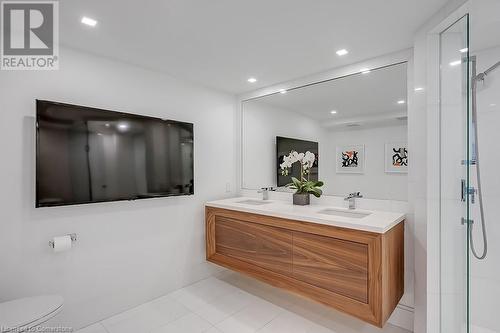 2190 Lakeshore Road Unit# 605, Burlington, ON - Indoor Photo Showing Bathroom