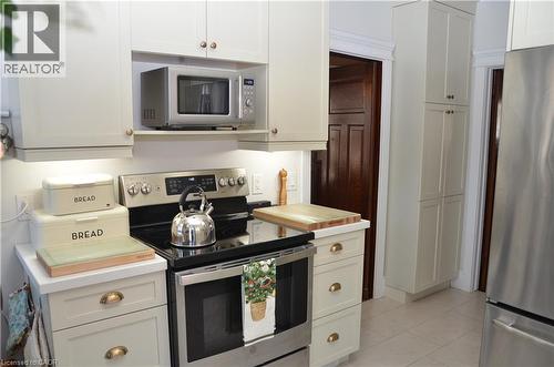 Newer renovations - 25 Fairmount Avenue, Hamilton, ON - Indoor Photo Showing Kitchen