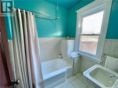 25 Fairmount Avenue, Hamilton, ON - Indoor Photo Showing Bathroom