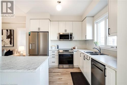 26 Bentgrass Drive, Welland, ON - Indoor Photo Showing Kitchen With Double Sink With Upgraded Kitchen