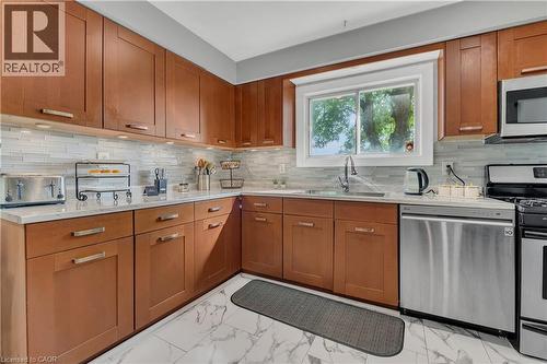 18 Riverdale Drive, Hamilton, ON - Indoor Photo Showing Kitchen