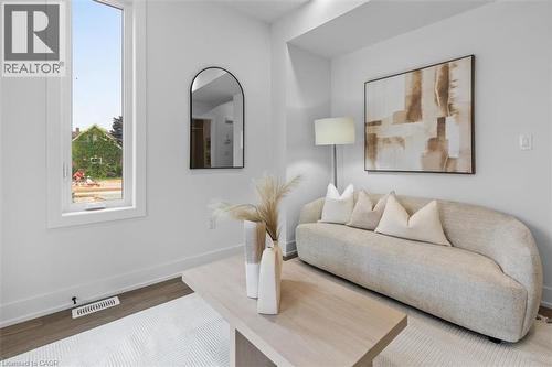 99 Roger Street Unit# 45, Waterloo, ON - Indoor Photo Showing Living Room