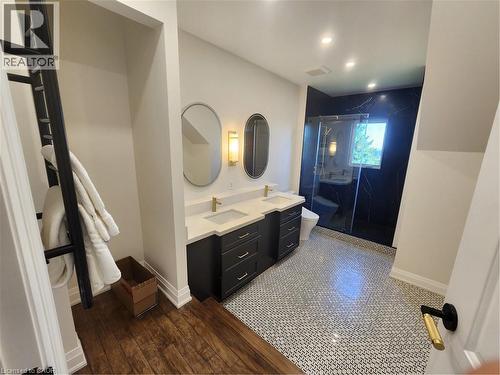 2019 Dundas Street, Burlington, ON - Indoor Photo Showing Bathroom