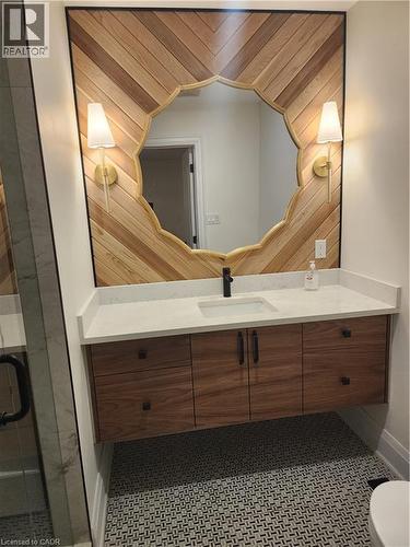 2019 Dundas Street, Burlington, ON - Indoor Photo Showing Bathroom