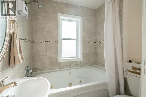 44 Holton Avenue N, Hamilton, ON - Indoor Photo Showing Bathroom