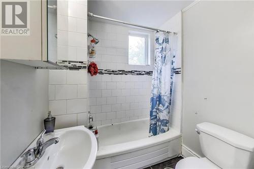 8 Madison Avenue, Hamilton, ON - Indoor Photo Showing Bathroom