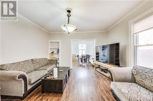 8 Madison Avenue, Hamilton, ON - Indoor Photo Showing Living Room