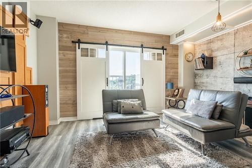 135 James Street S Unit# 612, Hamilton, ON - Indoor Photo Showing Living Room