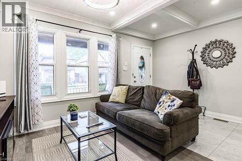 67 Gage Avenue N, Hamilton, ON - Indoor Photo Showing Living Room