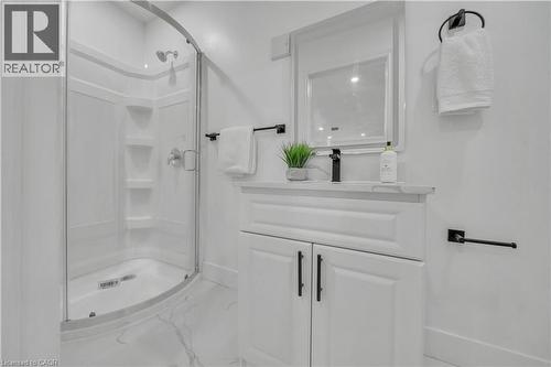 46 Bonaparte Lane, London, ON - Indoor Photo Showing Bathroom