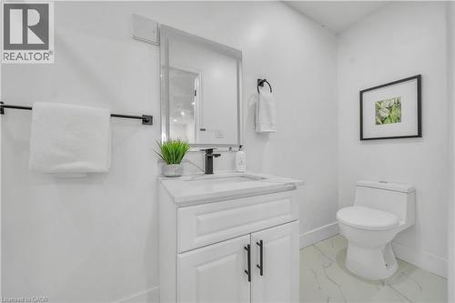 46 Bonaparte Lane, London, ON - Indoor Photo Showing Bathroom
