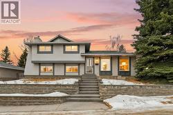 471 Dalmeny Hill NW  Calgary, AB T3A 1T8