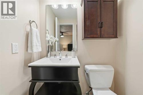 471 Dalmeny Hill Nw, Calgary, AB - Indoor Photo Showing Bathroom