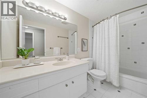 471 Dalmeny Hill Nw, Calgary, AB - Indoor Photo Showing Bathroom