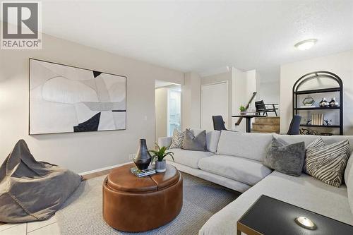 471 Dalmeny Hill Nw, Calgary, AB - Indoor Photo Showing Living Room