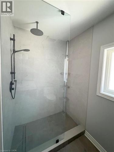 Full bath with walk in shower - 2429 Whitehorn Drive, Burlington, ON - Indoor Photo Showing Bathroom