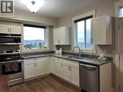 fully equipped suite kitchen . - 