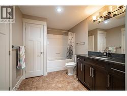 Luxurious full bathroom with tub - Suite - 