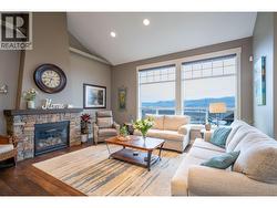 Living room with cathedral ceilings & Gas Fireplace - 