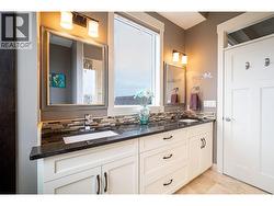 primary bathroom ensuite w double sinks - 