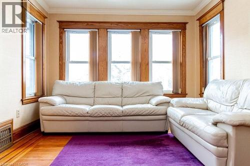 88 Cline Avenue N, Hamilton, ON - Indoor Photo Showing Living Room