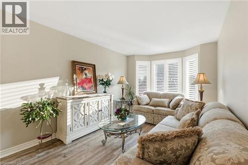 13 Colonial Crescent, Grimsby, ON - Indoor Photo Showing Living Room