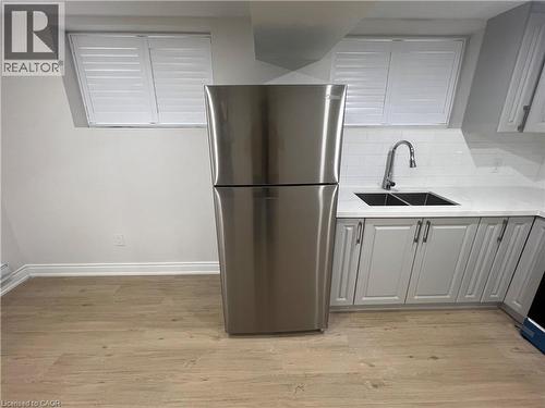 29 Bowman Crescent Unit# 2, Thorold, ON - Indoor Photo Showing Kitchen With Double Sink
