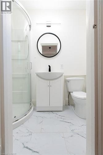 49 Province Street S, Hamilton, ON - Indoor Photo Showing Bathroom